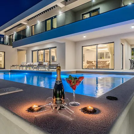 Brand New Orca-premium Luxury With Heated Saltwater Pool *