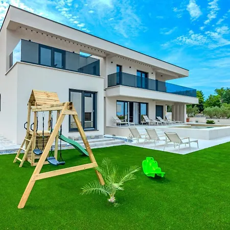 Brand New Orca-premium Luxury With Heated Saltwater Pool *