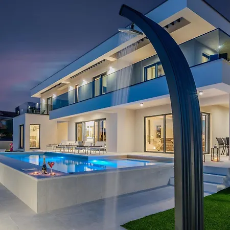 Brand New Orca-premium Luxury With Heated Saltwater Pool
