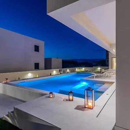 Brand New Orca-premium Luxury With Heated Saltwater Pool Villa