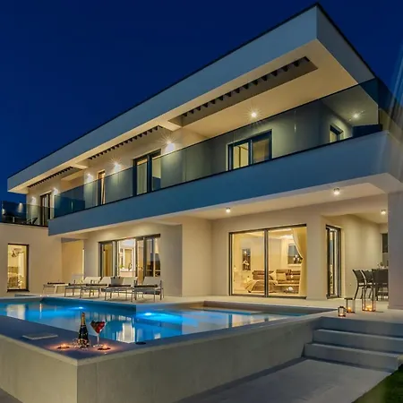 Brand New Orca-premium Luxury With Heated Saltwater Pool
