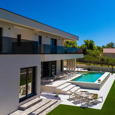 Brand New Orca-premium Luxury With Heated Saltwater Pool