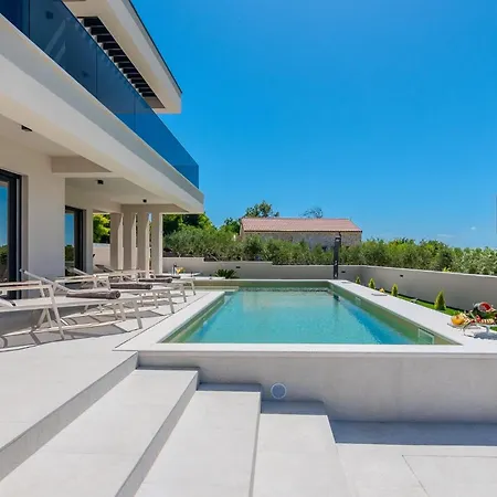 Brand New Orca-premium Luxury With Heated Saltwater Pool