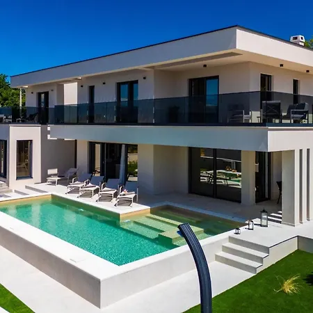 Brand New Orca-premium Luxury With Heated Saltwater Pool Villa